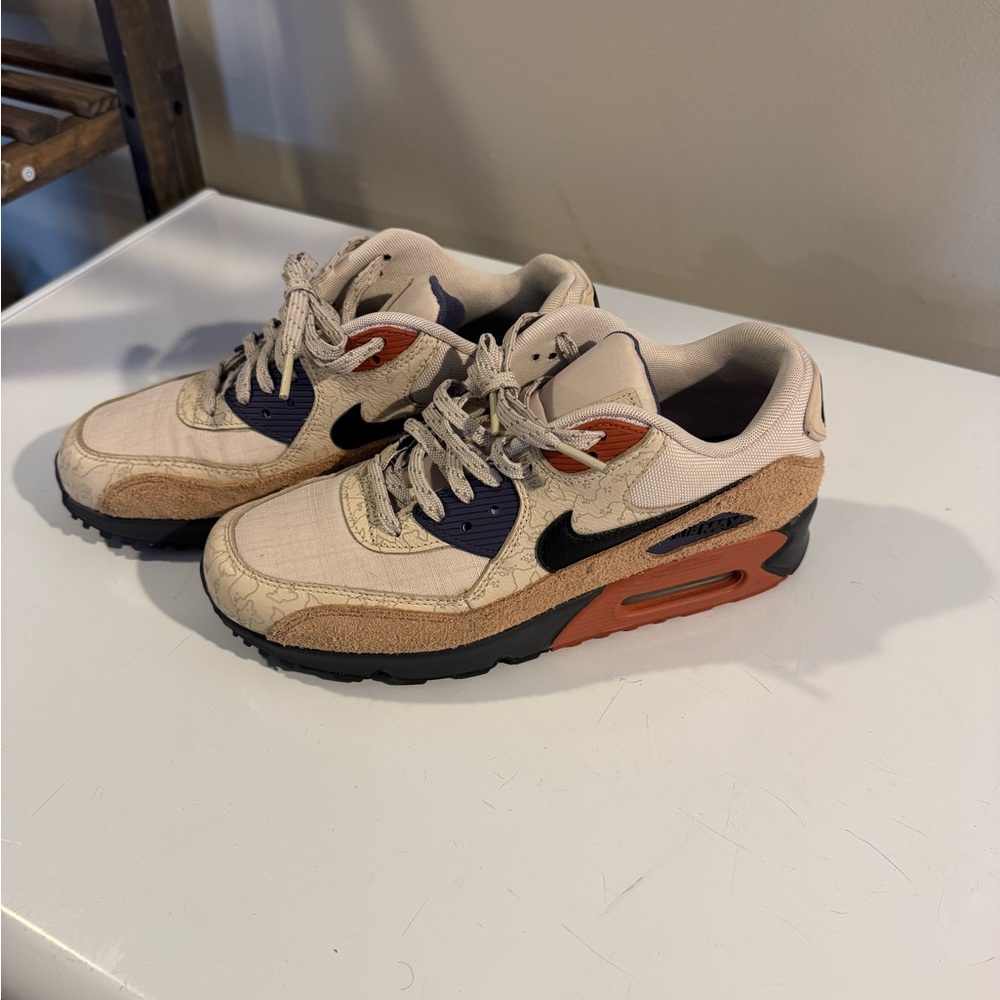 Nike CAMOWAB Sneakers in Beige and Navy